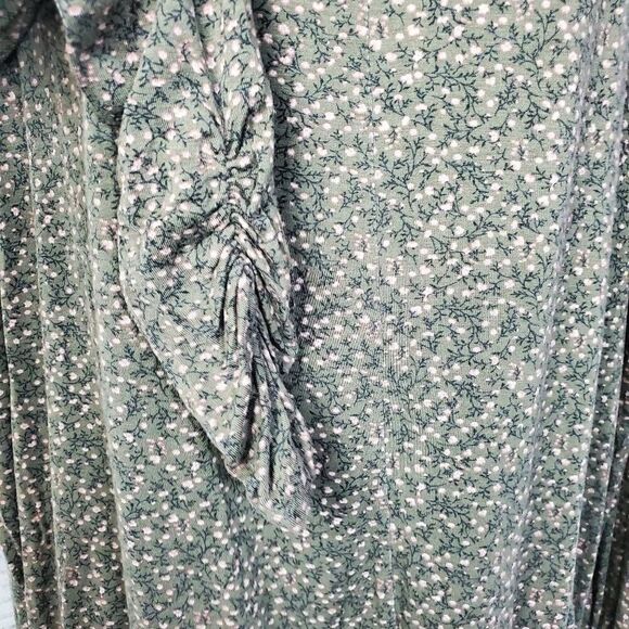 Daytrip XL Green Floral Long Sleeve Blouse Keyhole Neck Stretch Hem - Picture 2 of 7
